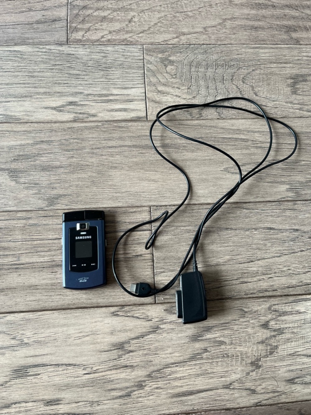 Samsung SCH-U740 Blue Flip Phone with Charger Cable and Box